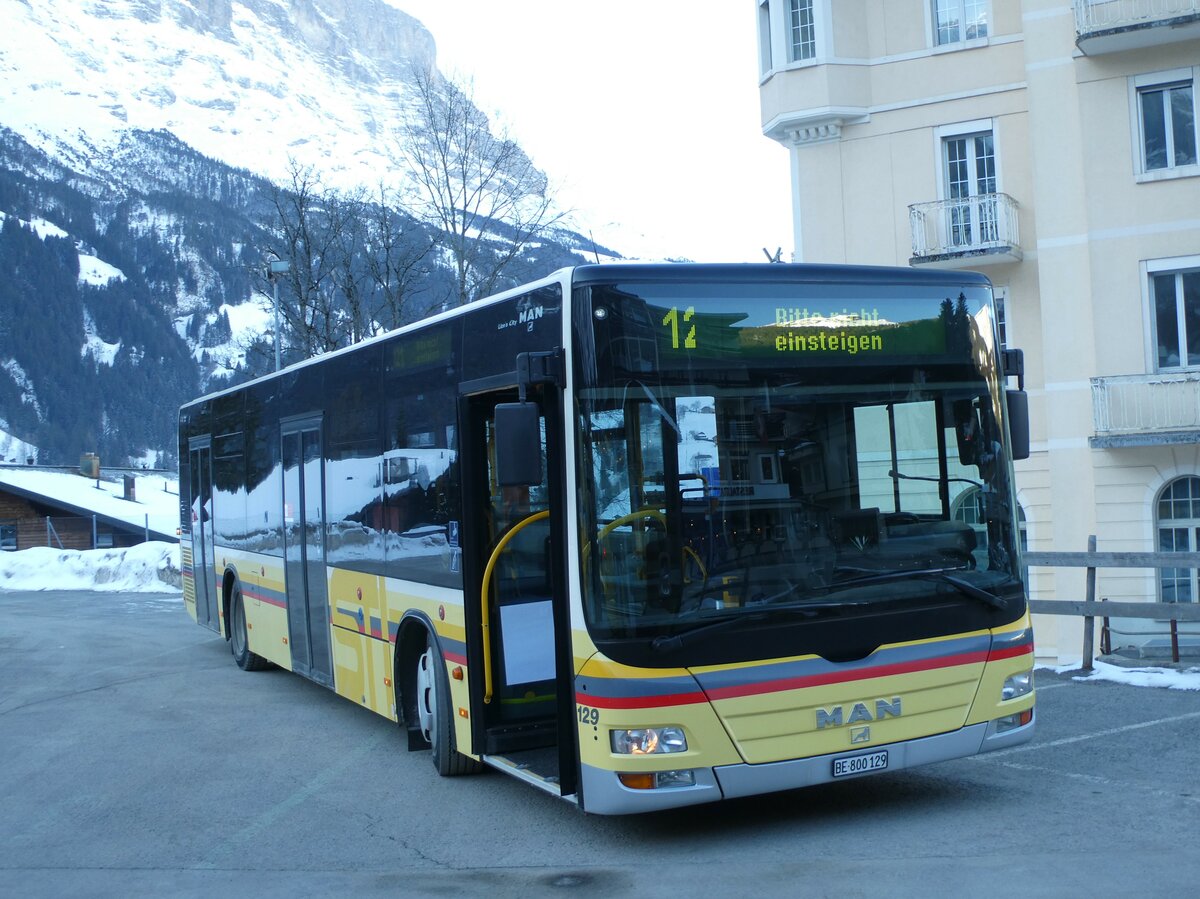 (233'229) - STI Thun - Nr. 129/BE 800'129 - MAN am 27. Februar 2022 beim Bahnhof Grindelwald (Einsatz Grindelwaldbus)