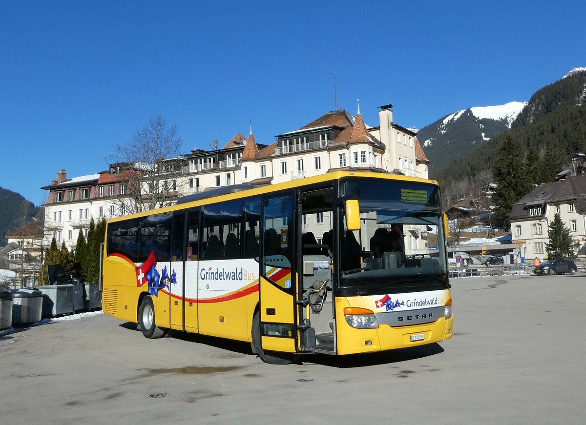 (233'235) - Grindelwaldbus, Grindelwald - Nr. 21/BE 100'930 - Setra am 27. Februar 2022 beim Bahnhof Grindelwald