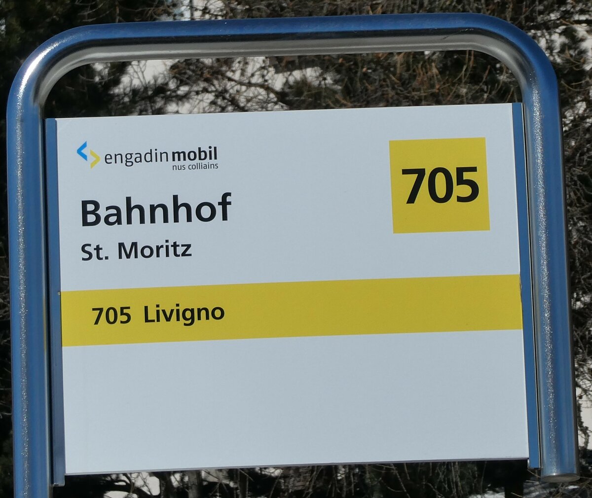 (233'661) - engadin mobil/PostAuto-Haltestellenschild - St. Moritz, Bahnhof - am 10. Mrz 2022