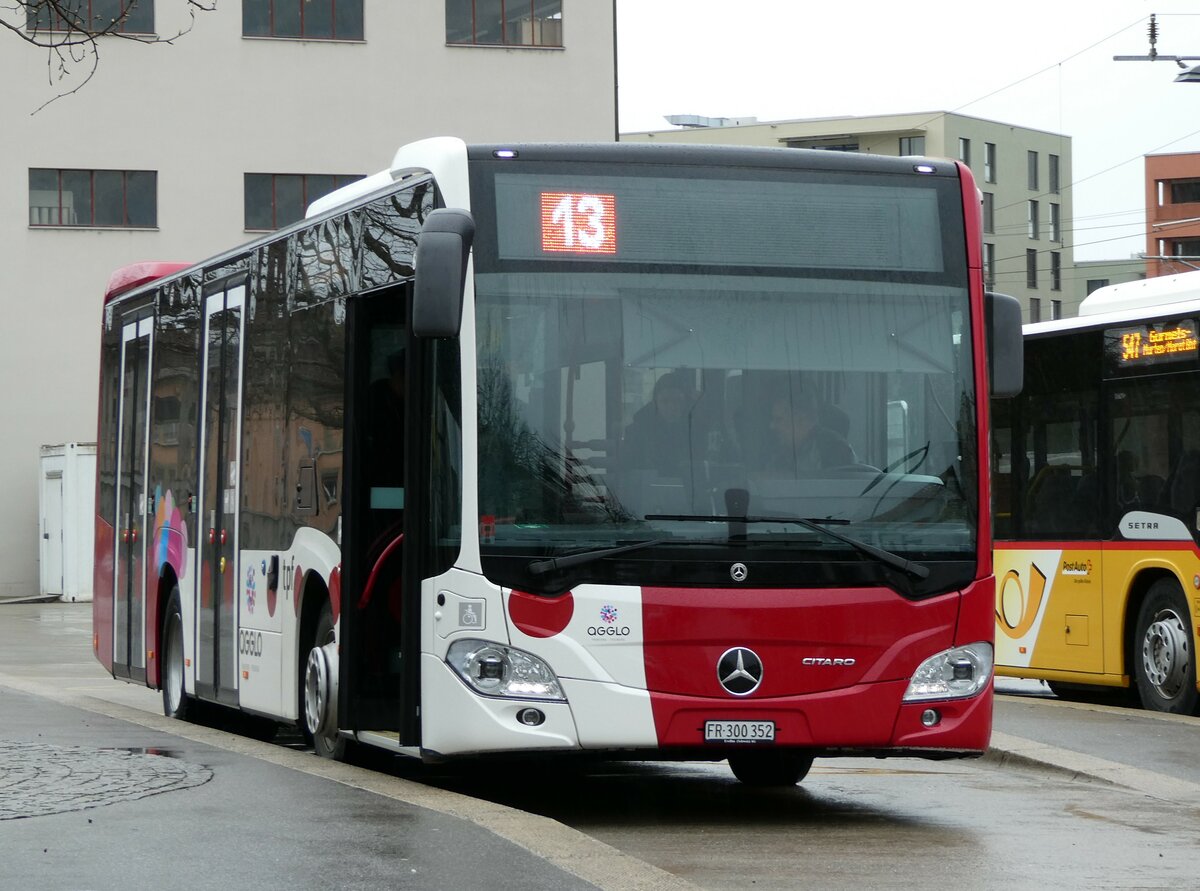 (234'221) - TPF Fribourg - Nr. 6003/FR 300'352 - Mercedes am 8. April 2022 beim Bahnhof Ddingen