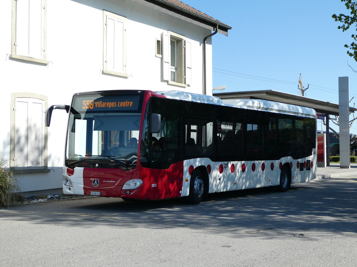 (234'704) - TPF Fribourg - Nr. 1025/FR 300'338 - Mercedes am 18. April 2022 beim Bahnhof Domdidier