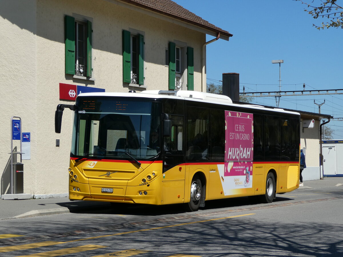 (234'767) - CarPostal Ouest - VD 615'780 - Volvo (ex Favre, Avenches) am 18. April 2022 beim Bahnhof Avenches
