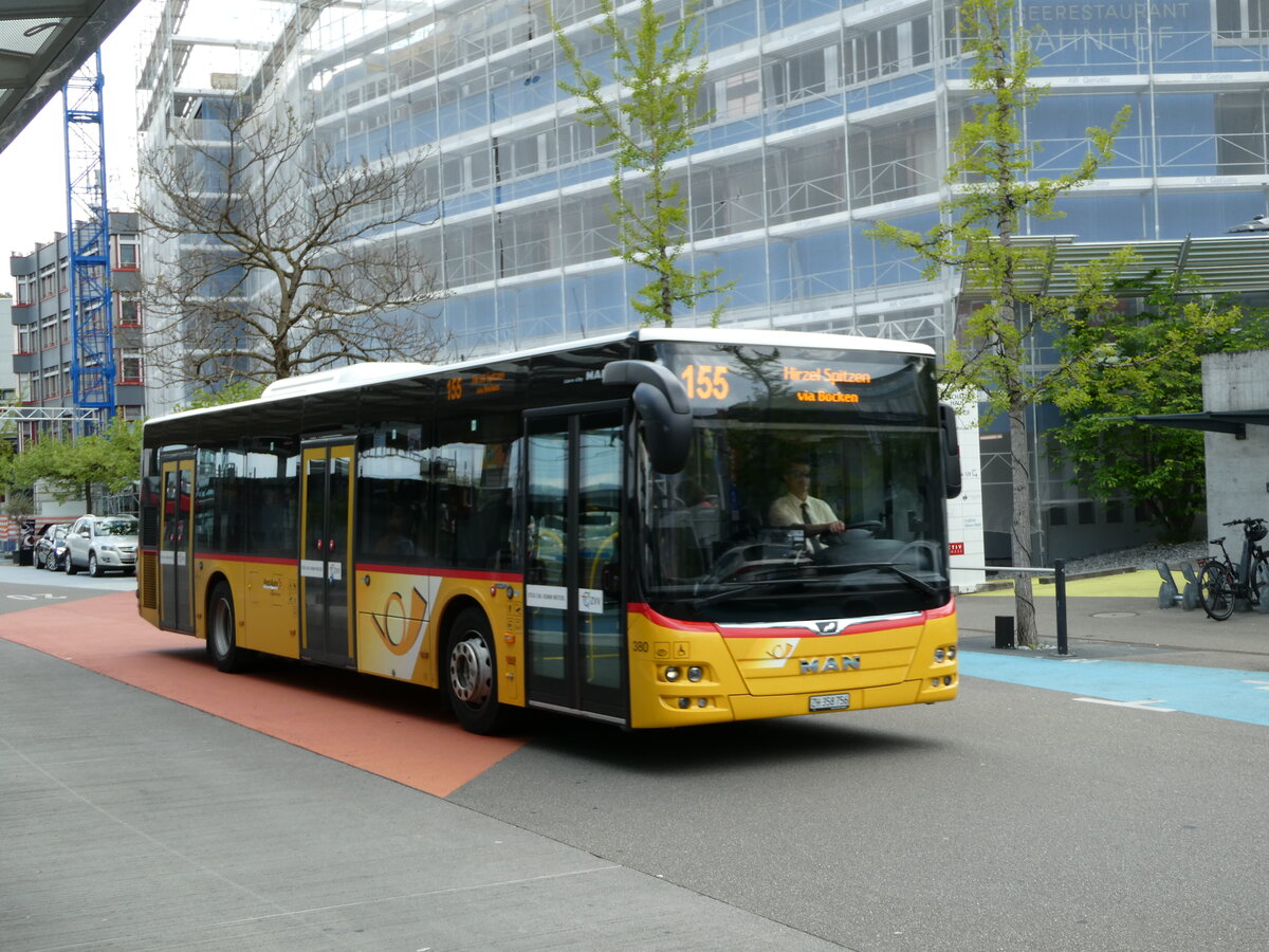 (235'139) - PostAuto Zrich - Nr. 380/ZH 358'756 - MAN am 4. Mai 2022 beim Bahnhof Horgen