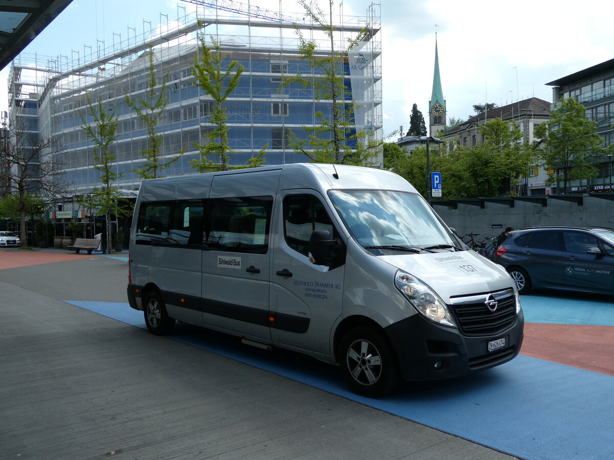 (235'142) - Leuthold, Horgen - ZH 626'474 - Opel am 4. Mai 2022 beim Bahnhof Horgen