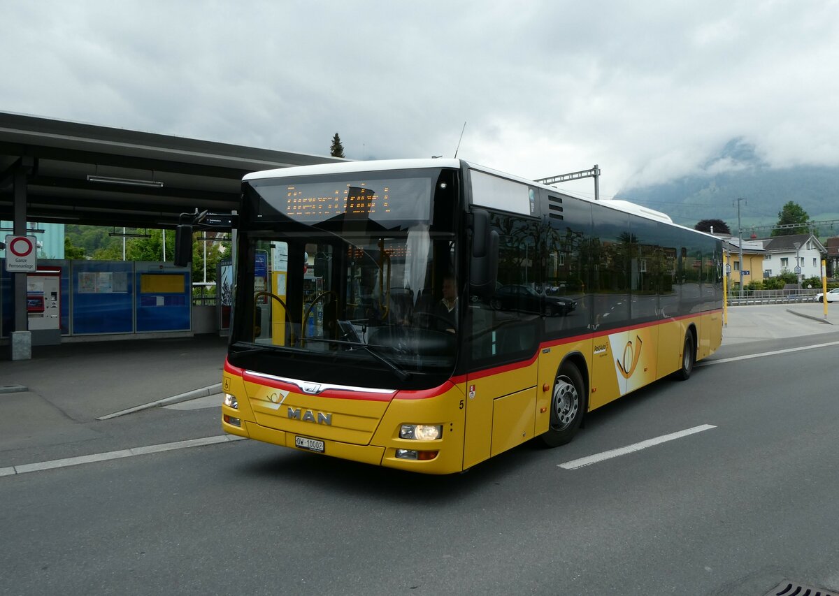 (235'452) - PostAuto Zentralschweiz - Nr. 5/OW 10'002 - MAN (ex Dillier, Sarnen Nr. 5) am 8. Mai 2022 beim Bahnhof Sarnen