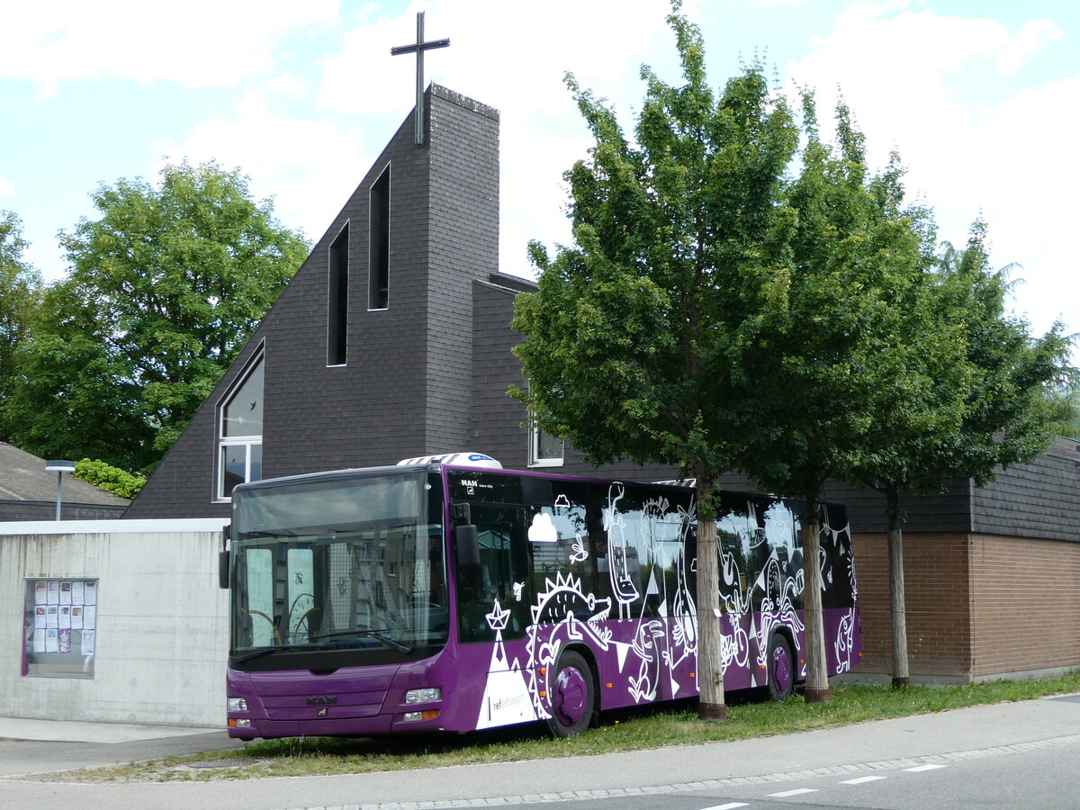 (236'529) - Kirchgemeinde, Steffisburg - MAN (ex STI Thun Nr. 123) am 30. Mai 2022 in Steffisburg, Kirche Glockental