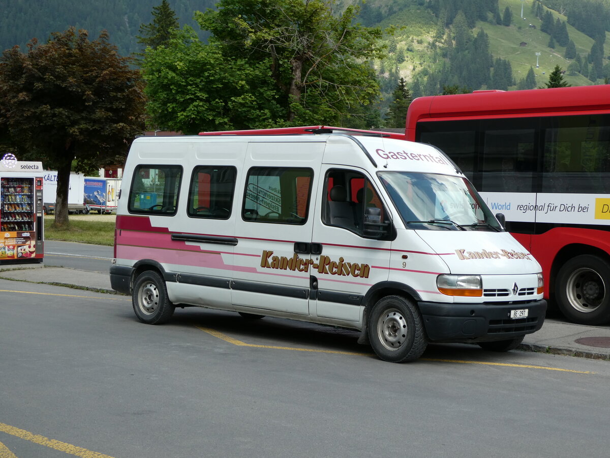 (237'319) - Kander-Reisen, Frutigen - Nr. 9/BE 297 - Renault am 19. Juni 2022 beim Bahnhof Kandersteg