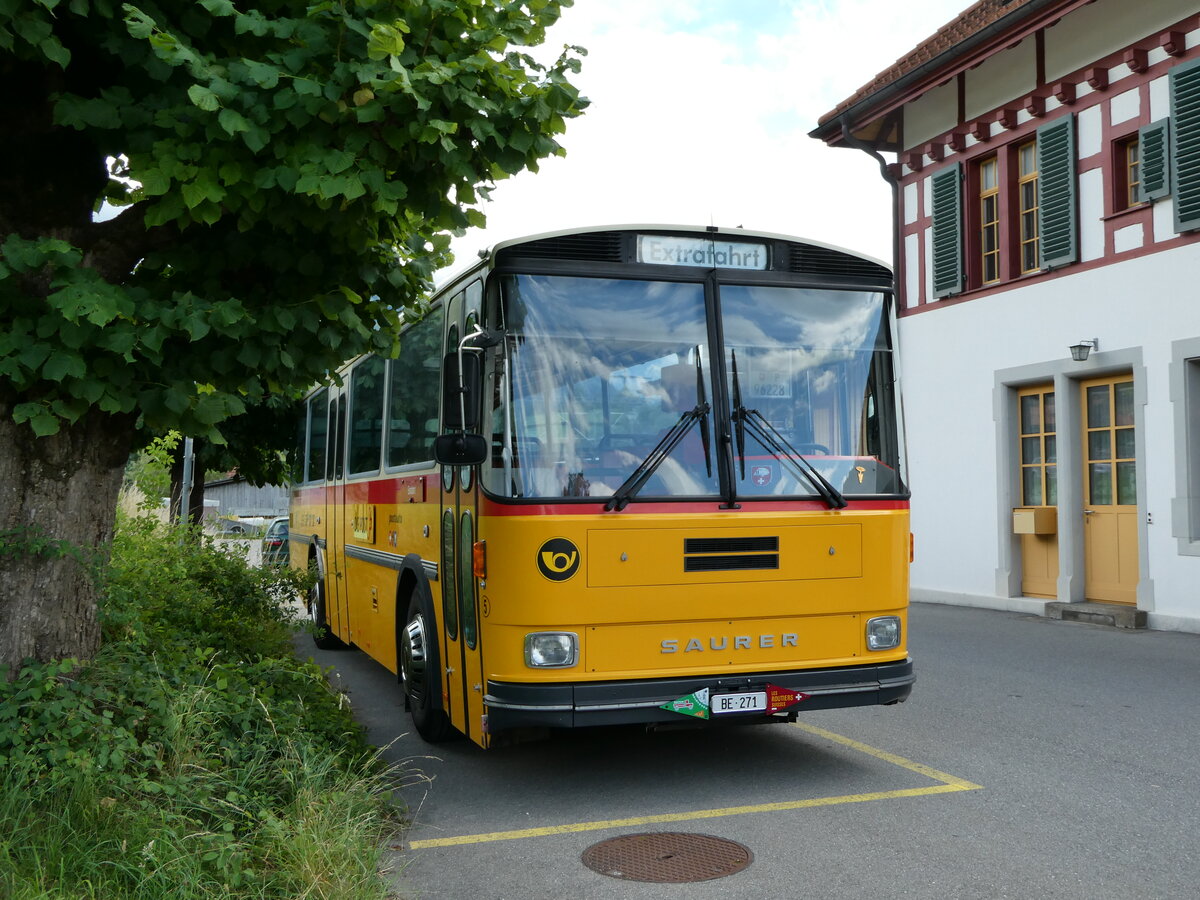(237'499) - Bachmann, Niedernz - Nr. 5/BE 271 - Saurer/Tscher (ex Wthrich, Ursenbach; ex Schrch, Gutenburg Nr. 5; ex Engeloch, Riggisberg Nr. 5; ex P 25'668) am 25. Juni 2022 beim Bahnhof Mlenen