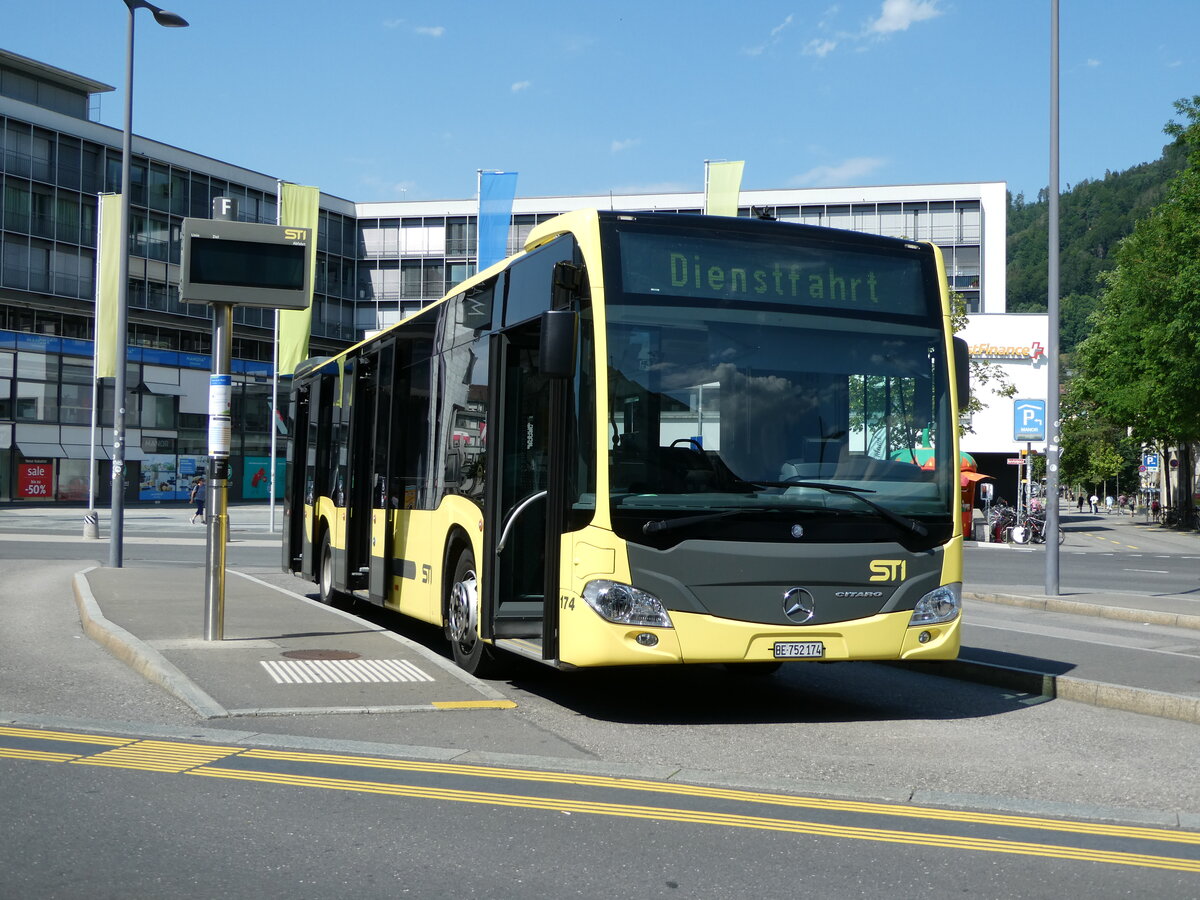 (237'899) - STI Thun - Nr. 174/BE 752'174 - Mercedes am 3. Juli 2022 beim Bahnhof Thun