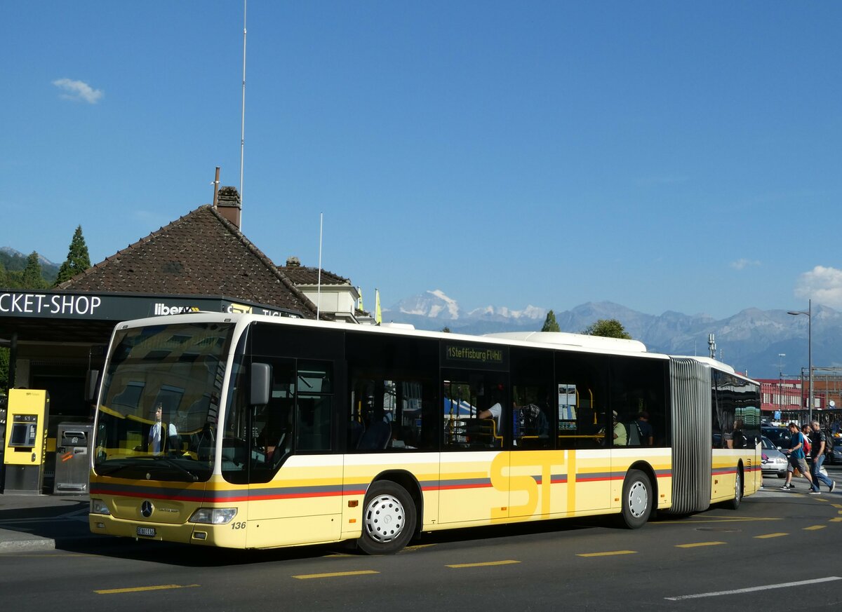 (238'299) - STI Thun - Nr. 136/BE 801'136 - Mercedes am 18. Juli 2022 beim Bahnhof Thun