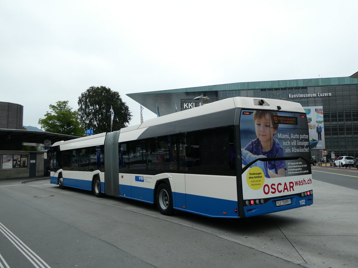 (238'890) - VBL Luzern - Nr. 102/LU 15'095 - Solaris am 7. August 2022 beim Bahnhof Luzern