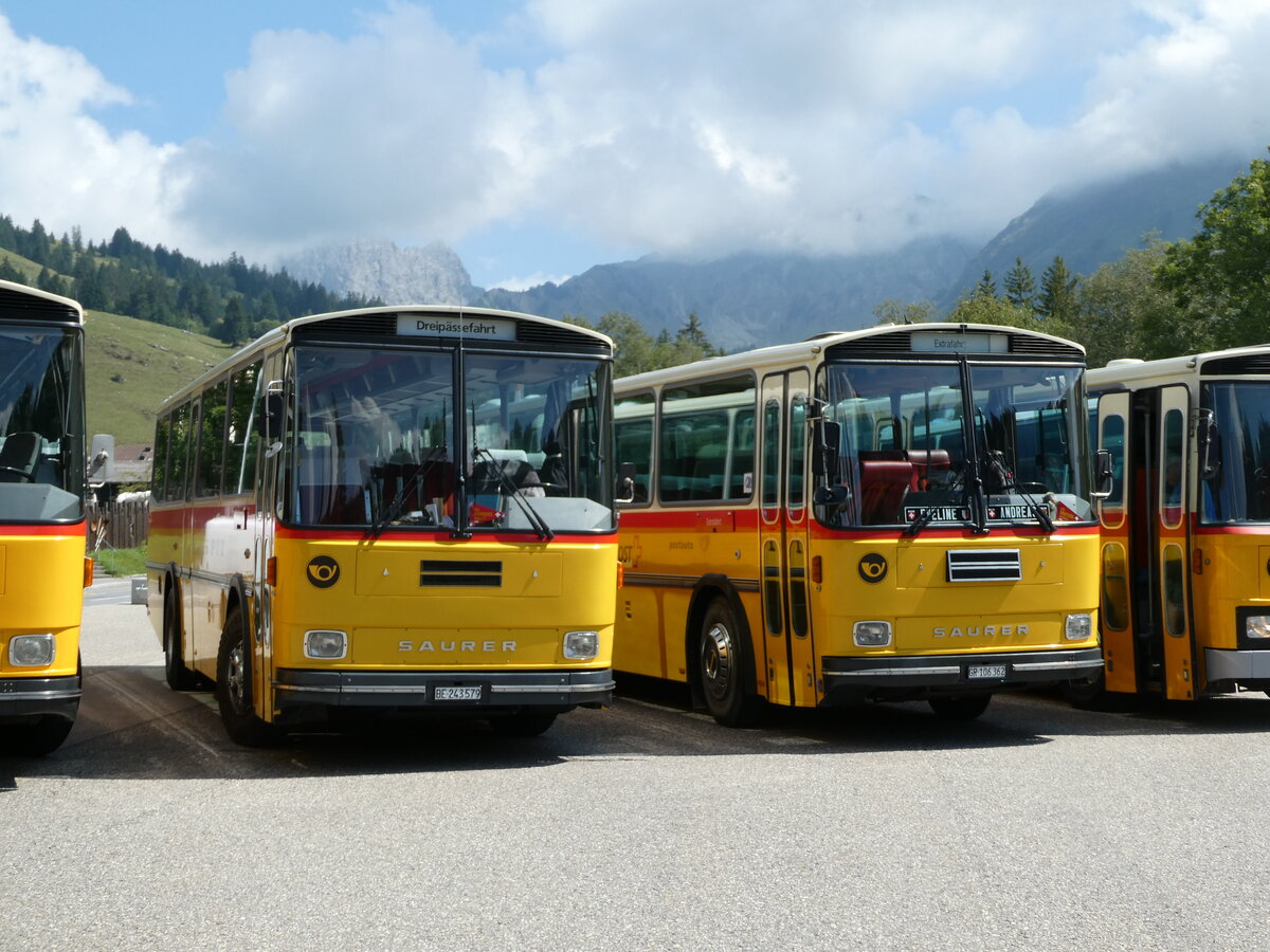 (239'857) - Krummenacher, Zillis - Nr. 74/BE 243'579 - Saurer/R&J (ex AVG Meiringen Nr. 74; ex PostAuto Berner Oberland; ex P 24'357) am 28. August 2022 in Srenberg, Platz