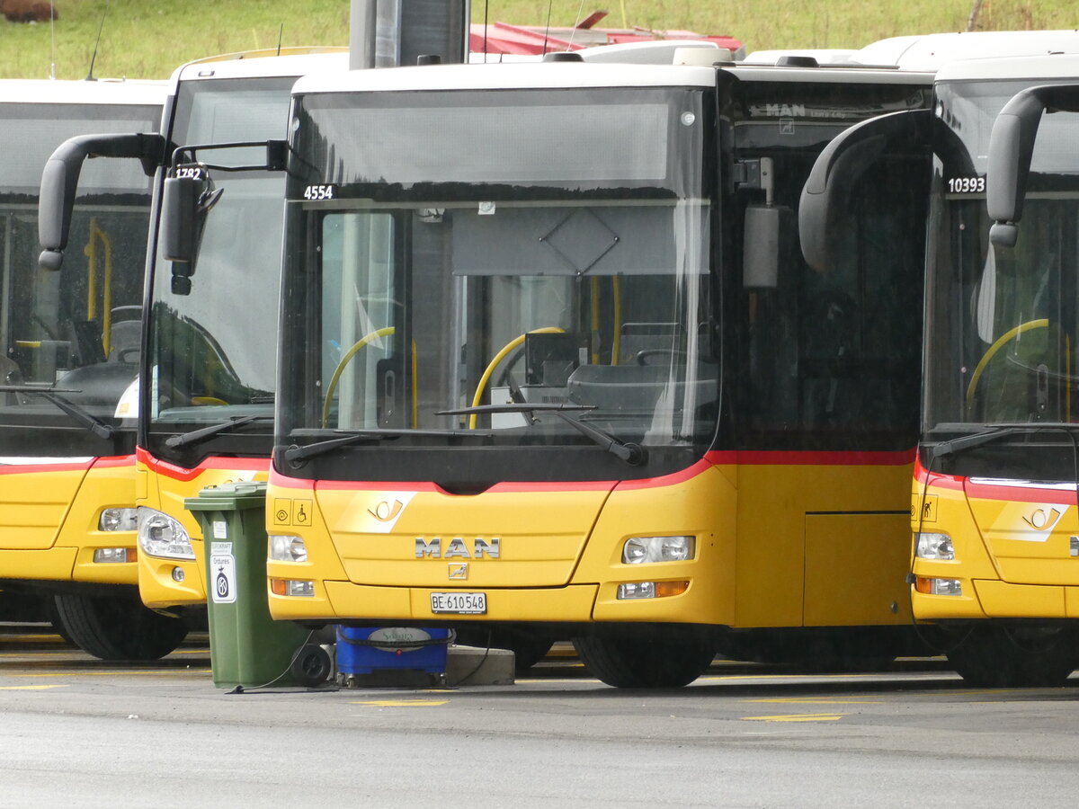 (240'180) - PostAuto Bern - Nr. 4554/BE 610'548 - MAN (ex Nr. 661) am 24. September 2022 in Moudon, Garage (Teilaufnahme)