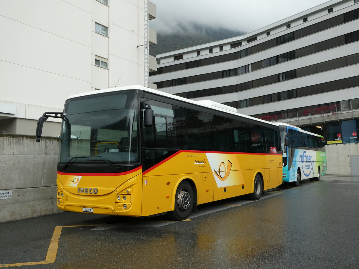 (240'726) - Autotour, Visp - VS 504 - Iveco am 8. Oktober 2022 beim Bahnhof Visp