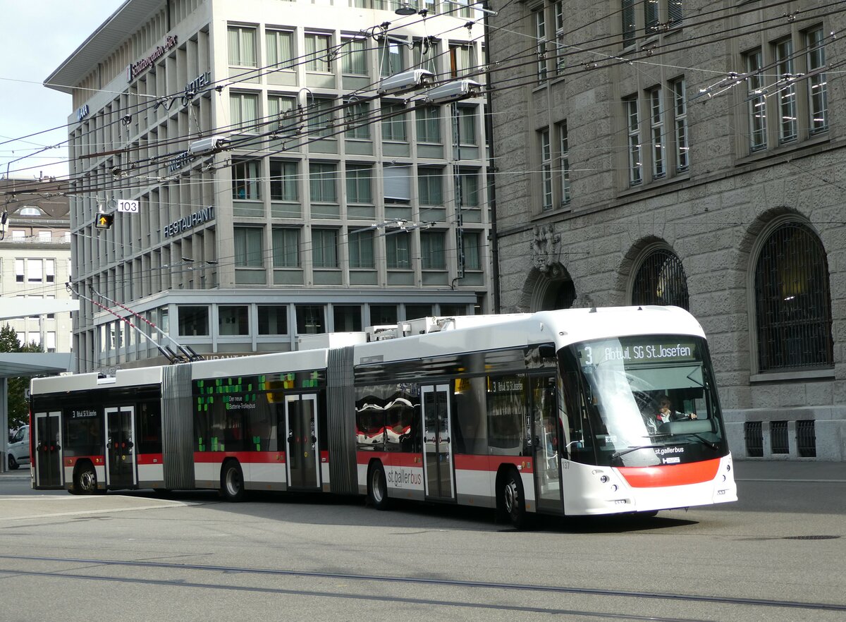 (240'997) - St. Gallerbus, St. Gallen - Nr. 137 - Hess/Hess Doppelgelenktrolleybus am 11. Oktober 2022 beim Bahnhof St. Gallen