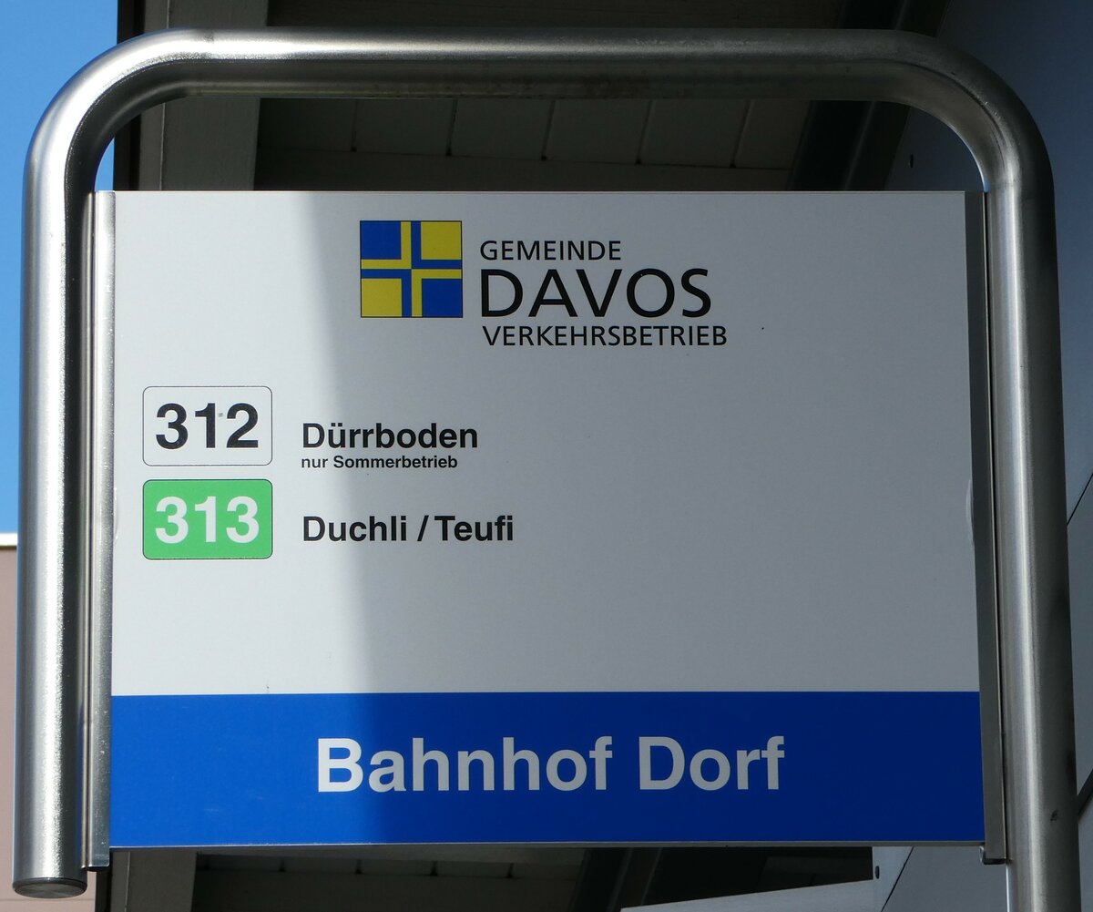 (241'135) - GEMEINDE DAVOS VERKEHRSBETRIEB-Haltestellenschild - Davos, Bahnhof Dorf - am 12. Oktober 2022