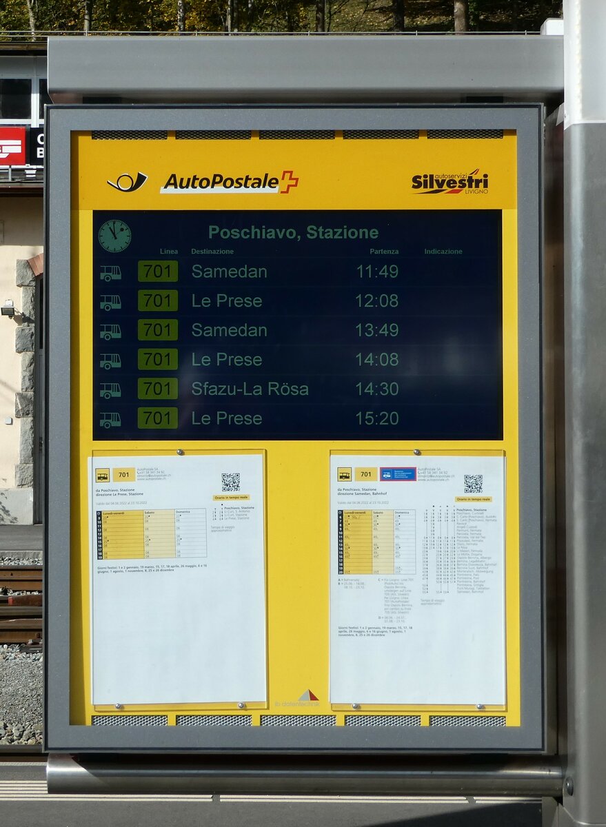 (241'200) - PostAuto/Silvestri-Infobildschirm und Fahrplne am 13. Oktober 2022 beim Bahnhof Poschiavo