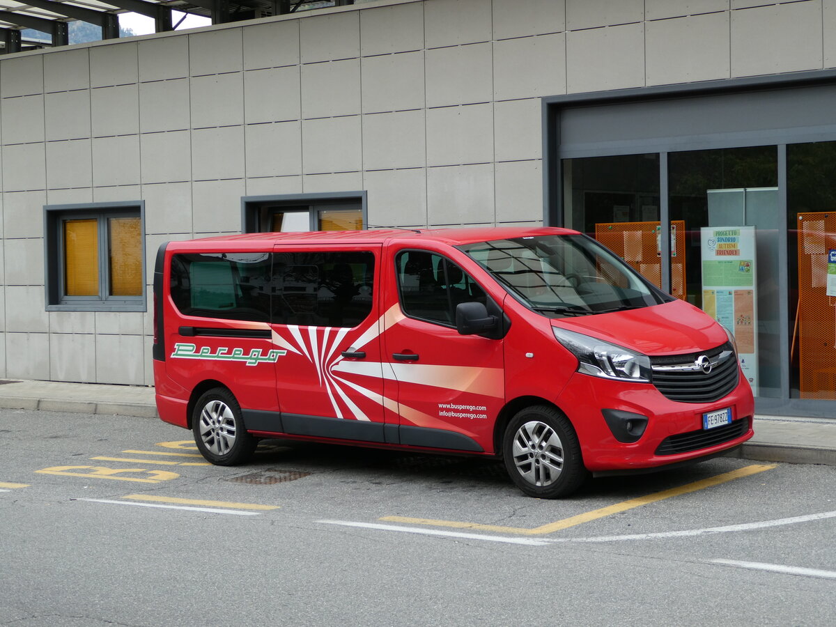 (241'237) - Perego, Tirano - FE-978 ZZ - Opel am 13. Oktober 2022 beim Bahnhof Tirano