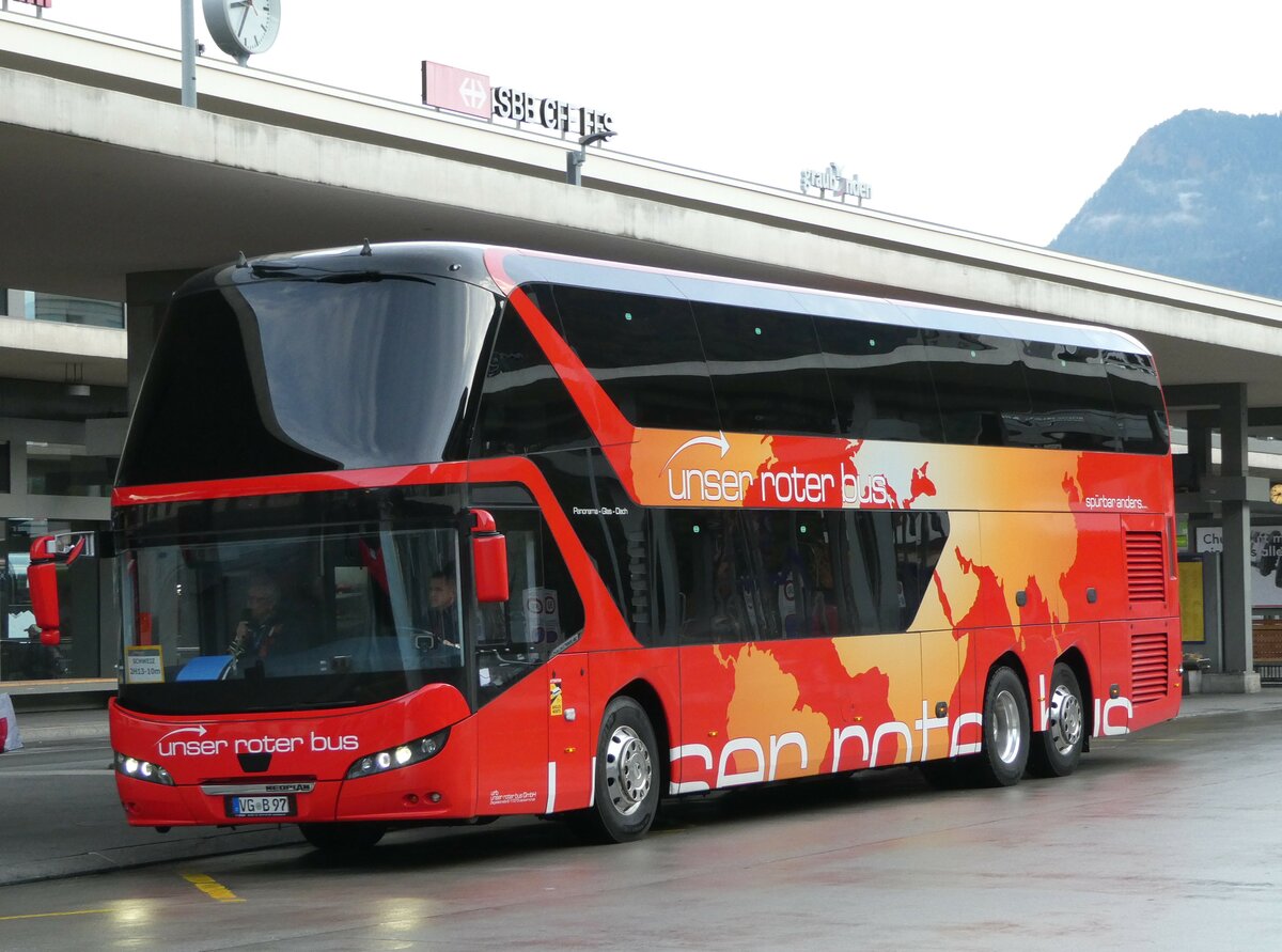 (241'273) - Aus Deutschland: Unser Roter Bus, Ueckermnde - VG-B 97 - Neoplan am 14. Oktober 2022 beim Bahnhof Chur