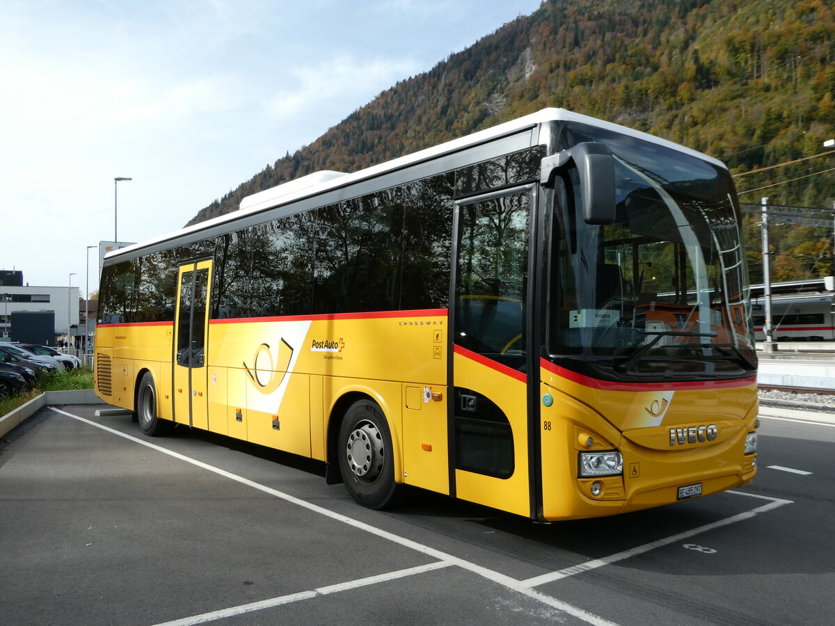 (241'804) - PostAuto Bern - Nr. 88/BE 485'297 - Iveco am 23. Oktober 2022 beim Bahnhof Interlaken Ost