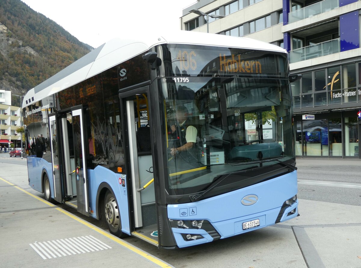 (241'809) - PostAuto Bern - BE 610'546 - Solaris am 23. Oktober 2022 beim Bahnhof Interlaken West