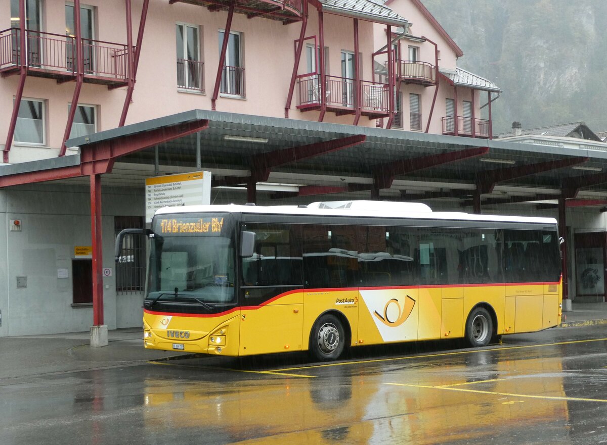 (241'838) - Flck, Brienz - Nr. 29/BE 868'729 - Iveco am 24. Oktober 2022 in Meiringen, Postautostation