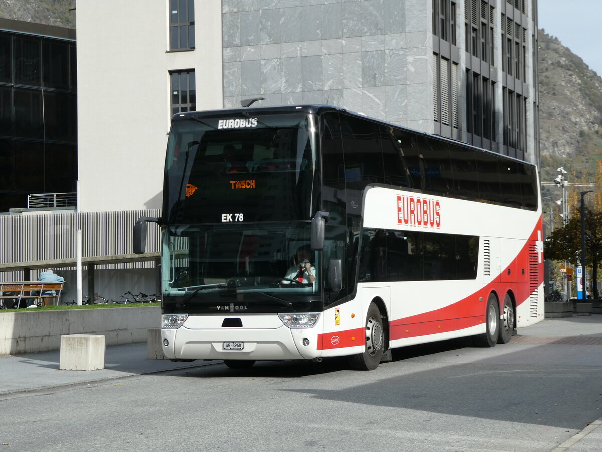 (241'993) - Knecht, Windisch - Nr. 78/AG 8960 - Van Hool am 30. Oktober 2022 beim Bahnhof Visp