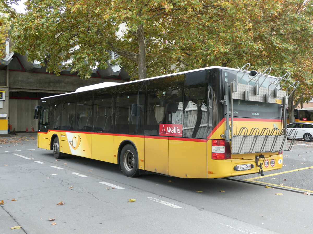 (242'016) - PostAuto Wallis - VS 531'960 - MAN (ex CarPostal Ouest) am 30. Oktober 2022 in Brig, Garage