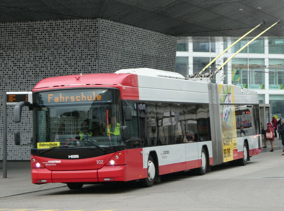 (243'260) - SW Winterthur - Nr. 102 - Hess/Hess Gelenktrolleybus am 29. November 2022 beim Hauptbahnhof Winterthur