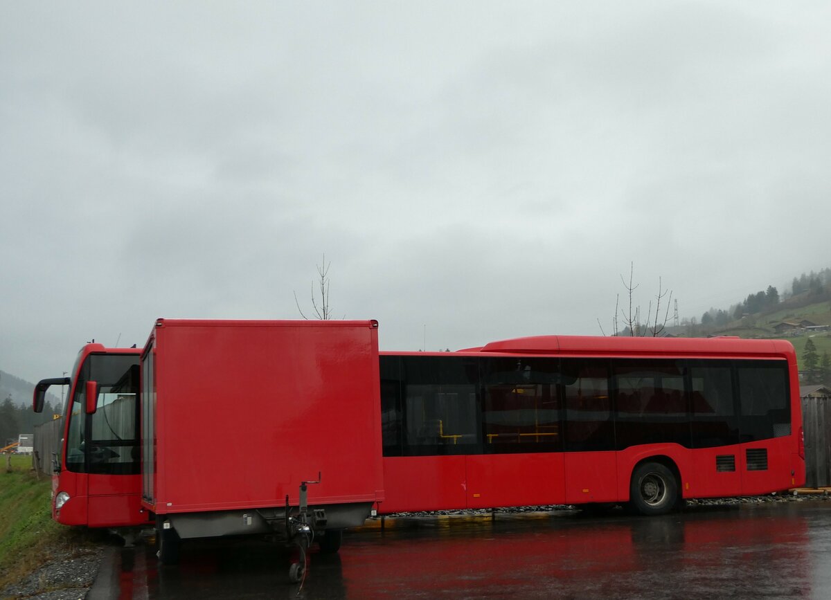 (243'325) - AFA Adelboden - Nr. 28 - Mercedes am 30. November 2022 in Frutigen, Garage (Teilaufnahme)