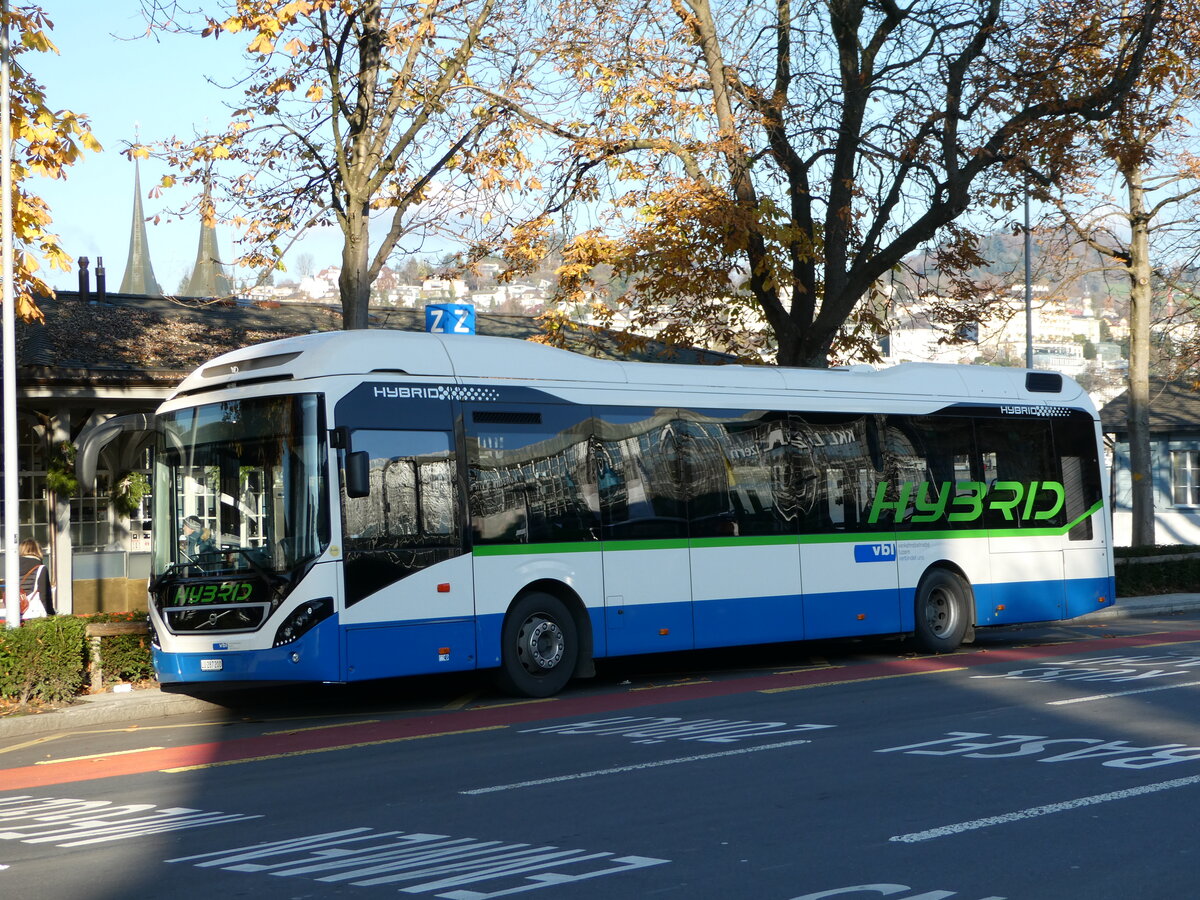 (243'655) - VBL Luzern - Nr. 53/LU 287'200 - Volvo am 8. Dezember 2022 beim Bahnhof Luzern