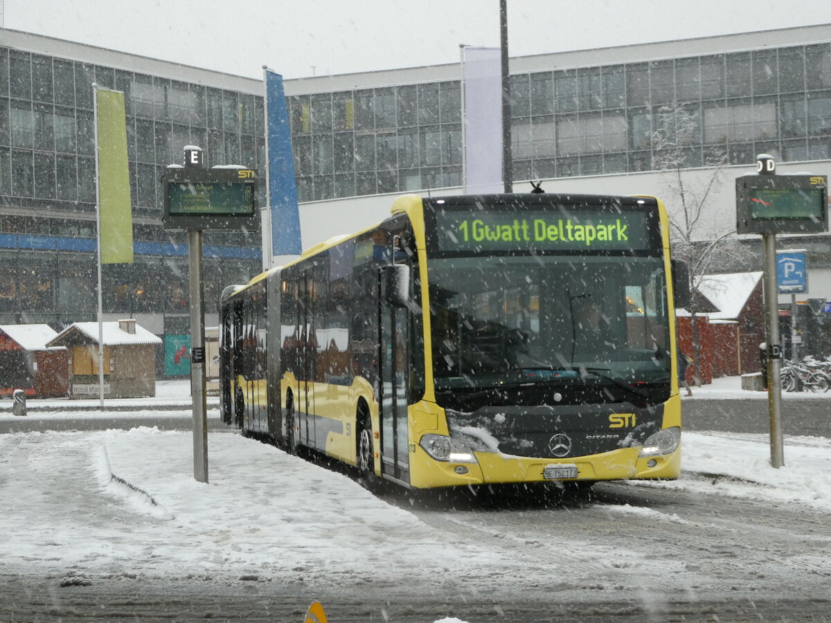 (243'687) - STI Thun - Nr. 173/BE 752'173 - Mercedes am 9. Dezember 2022 beim Bahnhof Thun