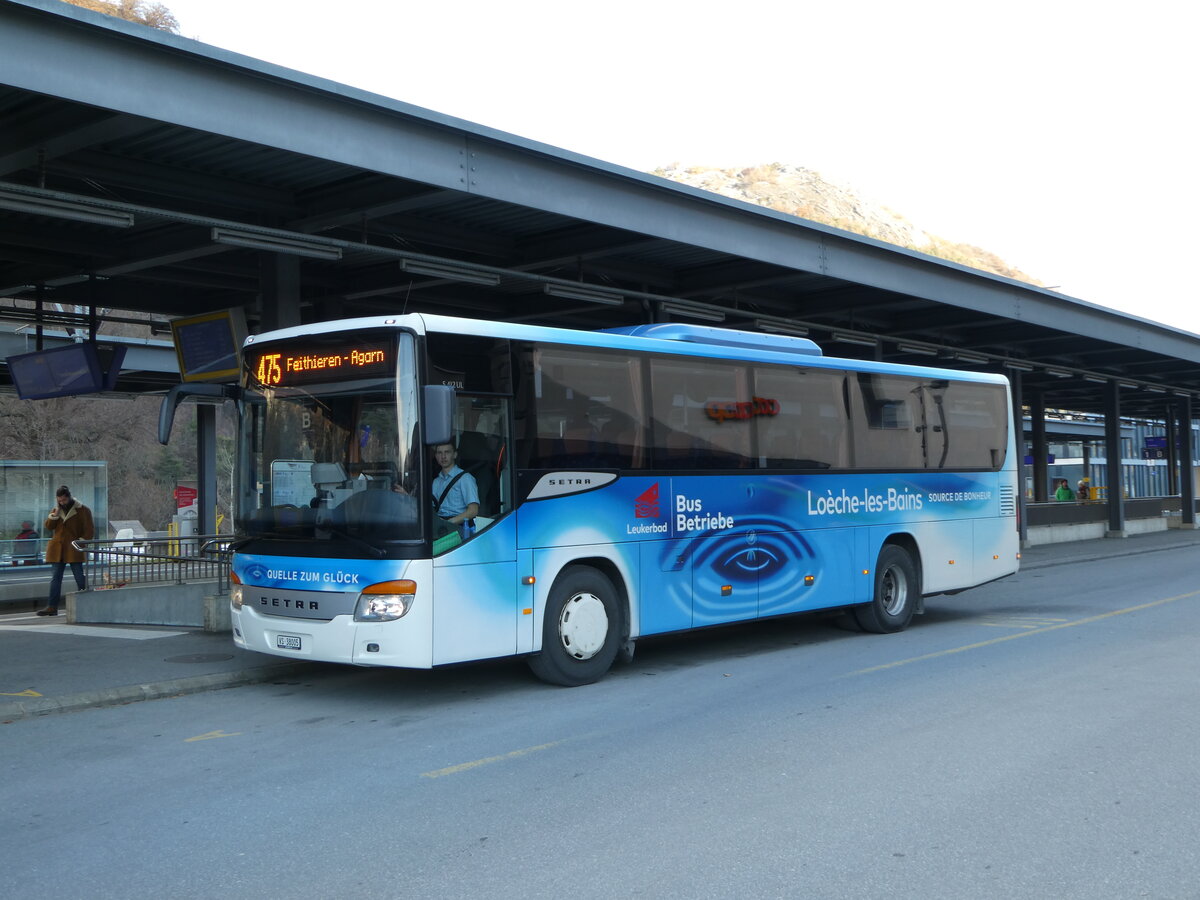 (243'785) - LBB Susten - Nr. 5/VS 38'005 - Setra am 11. Dezember 2022 beim Bahnhof Leuk