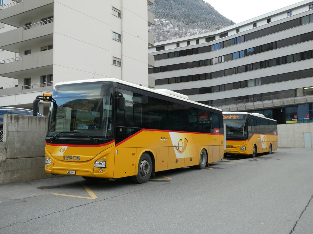 (243'792) - Autotour, Visp - VS 6097 - Iveco am 11. Dezember 2022 beim Bahnhof Visp