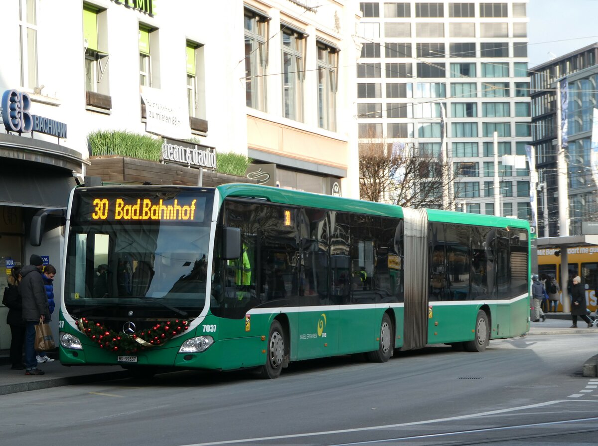 (243'817) - BVB Basel - Nr. 7037/BS 99'337 - Mercedes am 12. Dezember 2022 beim Bahnhof Basel