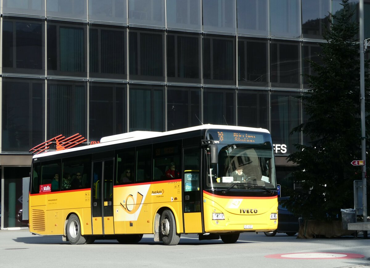 (244'356) - Autotour, Visp - VS 6097/PID 10'275 - Iveco am 1. Januar 2023 beim Bahnhof Visp