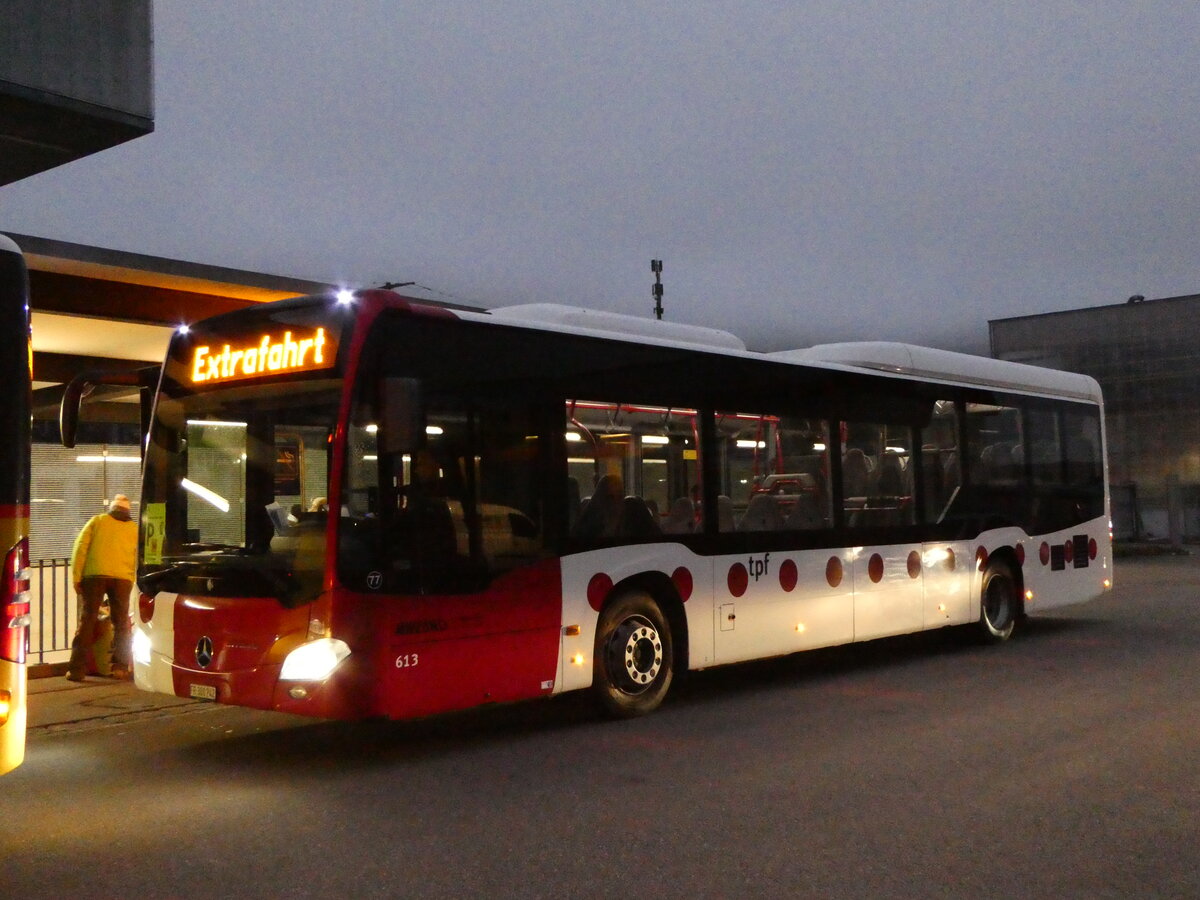 (244'462) - TPF Fribourg (Wieland 77) - Nr. 613/FR 200'242 - Mercedes am 7. Januar 2023 beim Bahnhof Frutigen 