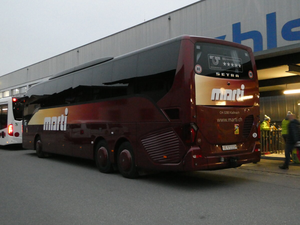 (244'468) - Marti, Kallnach - Nr. 22/BE 572'222 - Setra am 7. Januar 2023 beim Bahnhof Frutigen