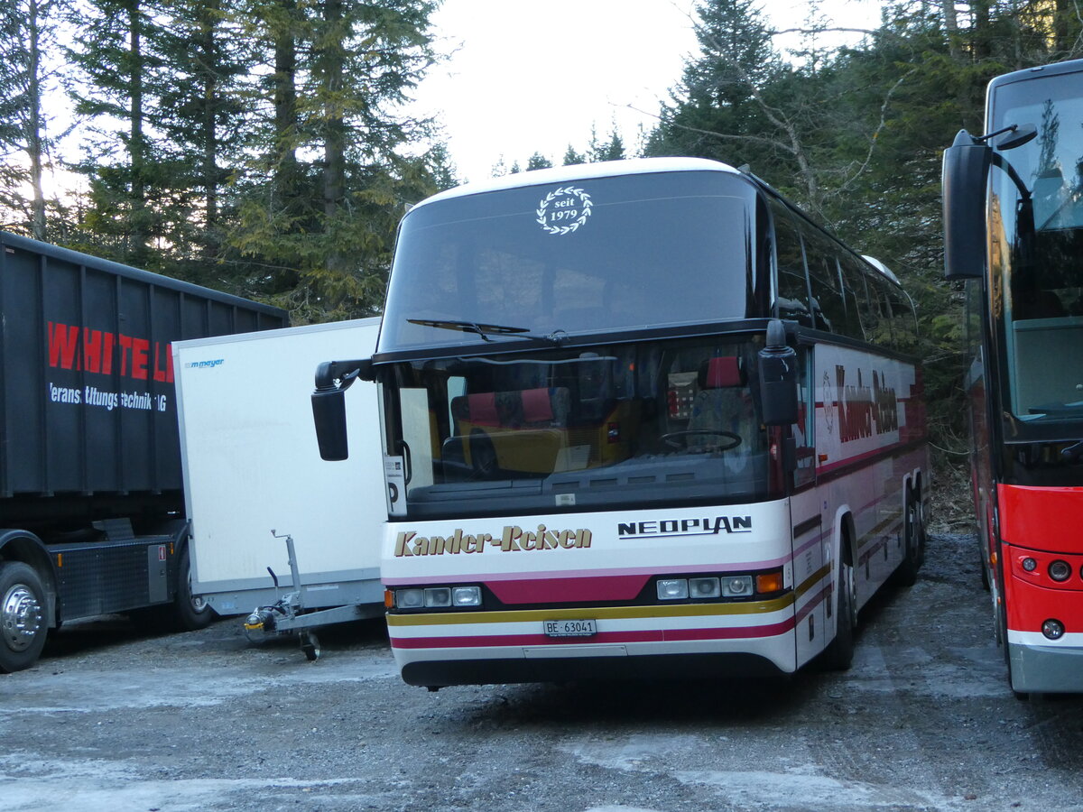 (244'658) - Kander-Reisen, Frutigen - Nr. 5/BE 63'041 - Neoplan am 7. Januar 2023 in Adelboden, Unter dem Birg