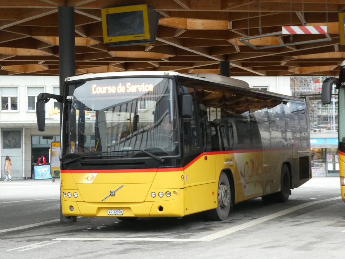 (244'955) - Lathion, Sion - Nr. 9/VS 12'990/PID 4988 - Volvo am 11. Januar 2023 beim Bahnhof Sion