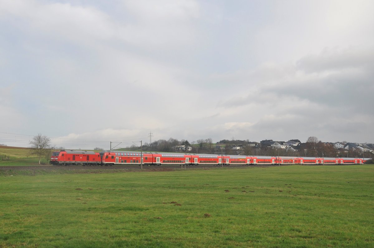 245 020 war am 5. Dezember 2020 mit insgesamt 15 Doppelstockwagen und der schiebenden 143 064-4 auf dem Weg von Frankfurt-Griesheim nach Limburg(Lahn) und wurde dabei zwischen den Orten Oberbrechen und Niederbrechen fotografiert. Grund fr die berfhrung der Fahrt war die Streckensperrung zwischen Idstein(Taunus) und Eppstein aufgrund einer maroden Straenbrcke in Niedernhausen, die akut einsturzgefhrdet war. Mit einmaliger Erlaubnis durfte die berfhrung stattfinden, da zwischen Idstein und Limburg lediglich zwei Garnituren eingesperrt waren, die zum Aufrecht erhalten des Betriebs langfristig gesehen nicht gereicht htten. So kam es zu dem ungewohnten Bild, dass sich eine 245 auf die Main-Lahn-Bahn verirrte und eine groe Menge an Doppelstockwagen mit sich fhrte. In Niedernhausen war nmlich der Strom abgestellt, weshalb man eine Diesellok bentigte. 