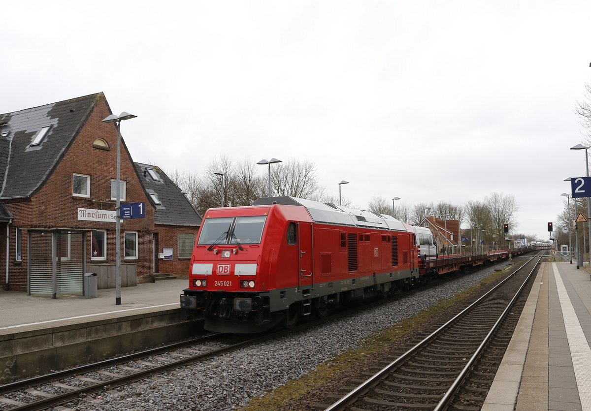 245 021 durchf�hrt am 21. M�rz 2018 mit einem Sylt-Shuttle den Bahnhof von Morsum in Richtung Nieb�ll.
