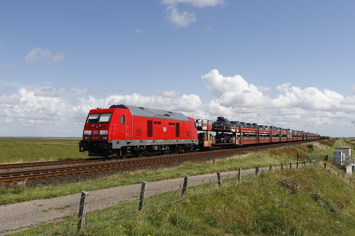 245 023 mit einem  Sylt-Shuttle  am 13. August 2017 bei Klanxb�ll.