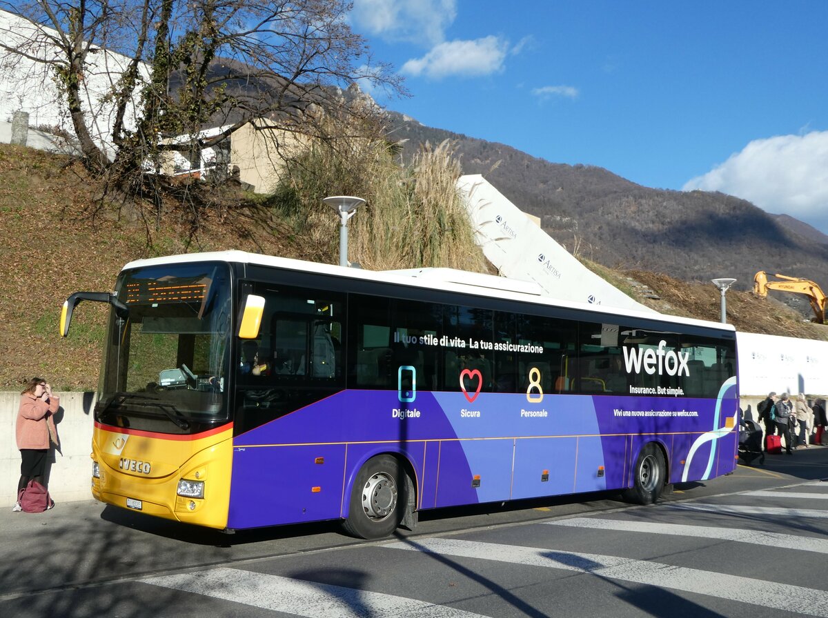 (245'829) - Chiesa, Riazzino - TI 63'085/PID 10'124 - Iveco am 4. Februar 2023 beim Bahnhof Tenero