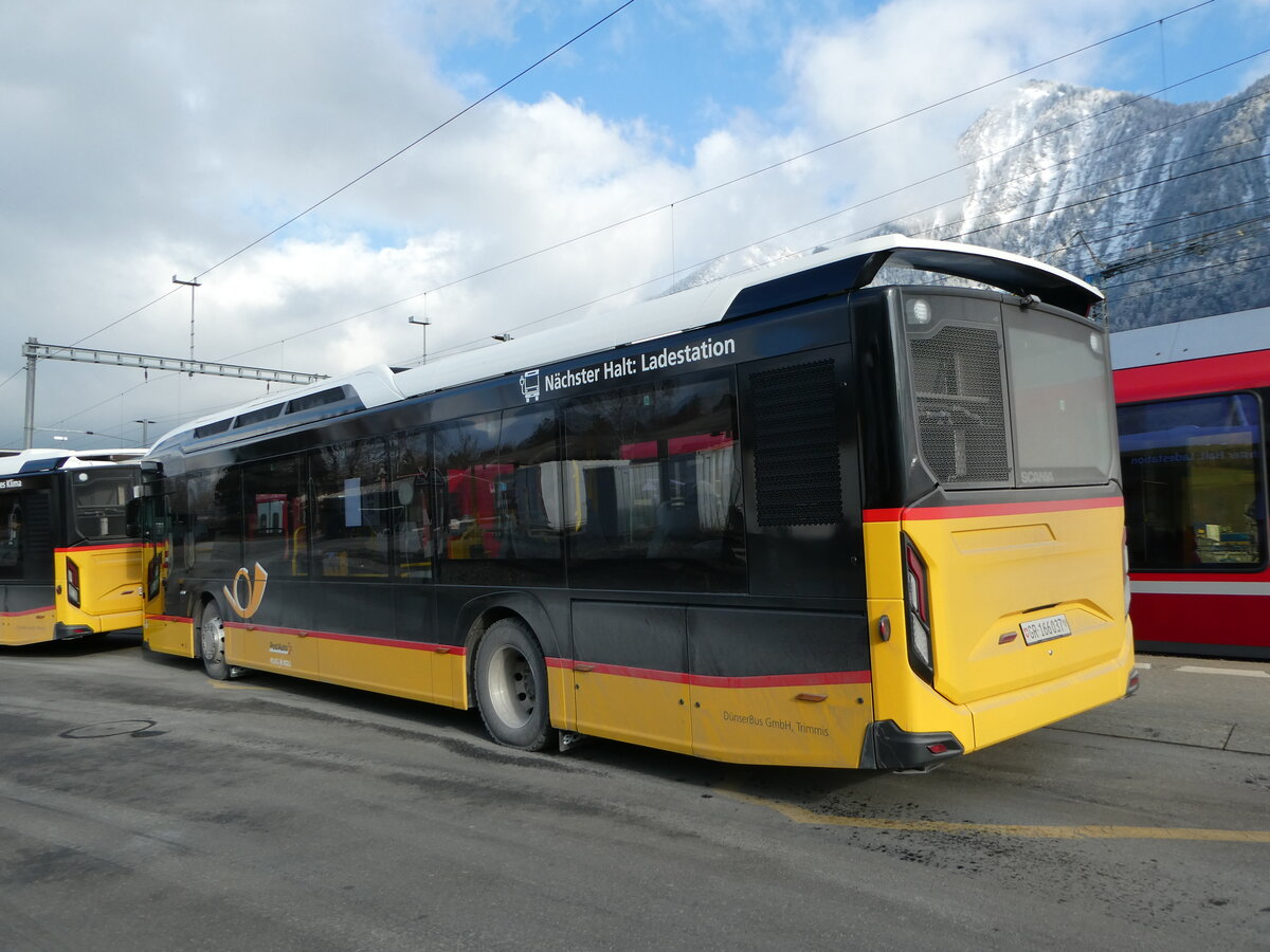 (245'873) - Dnser, Trimmis - GR 166'037/PID 11'894 - Scania am 6. Februar 2023 beim Bahnhof Untervaz-Trimmis