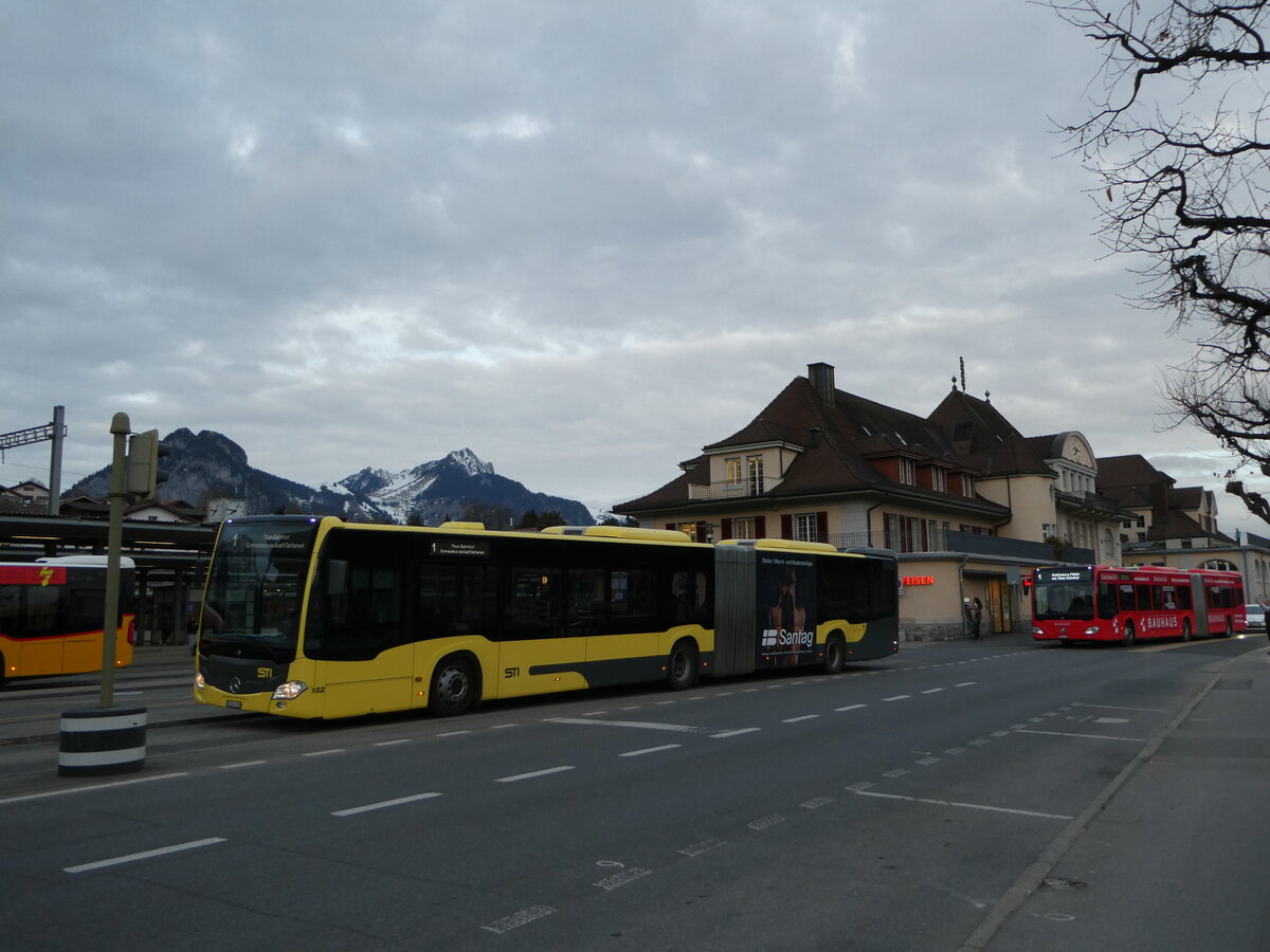 (246'193) - STI Thun - Nr. 182/BE 804'182 + Nr. 707/BE 835'707 - Mercedes am 17. Februar 2023 beim Bahnhof Spiez