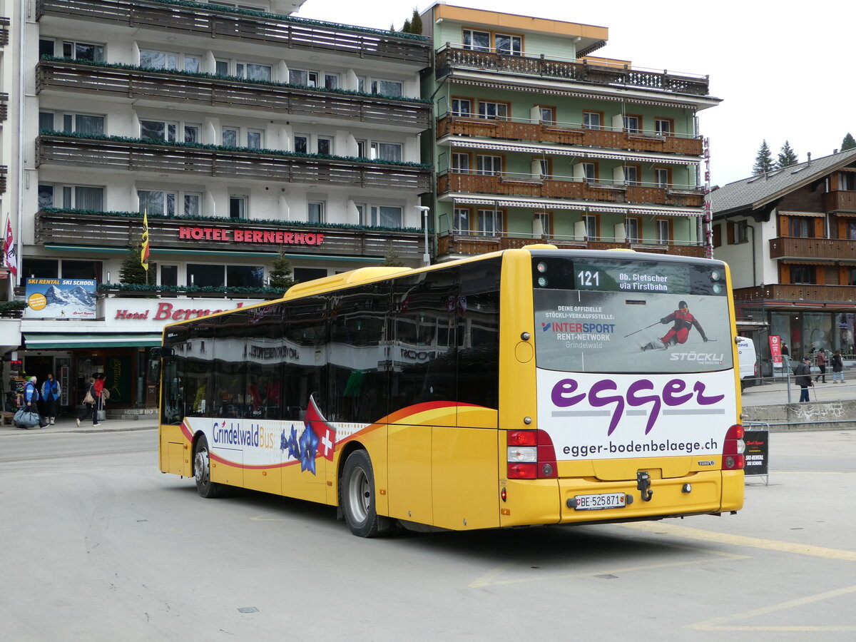 (246'238) - Grindelwaldbus, Grindelwald - Nr. 15/BE 525'871 - MAN am 17. Februar 2023 beim Bahnhof Grindelwald