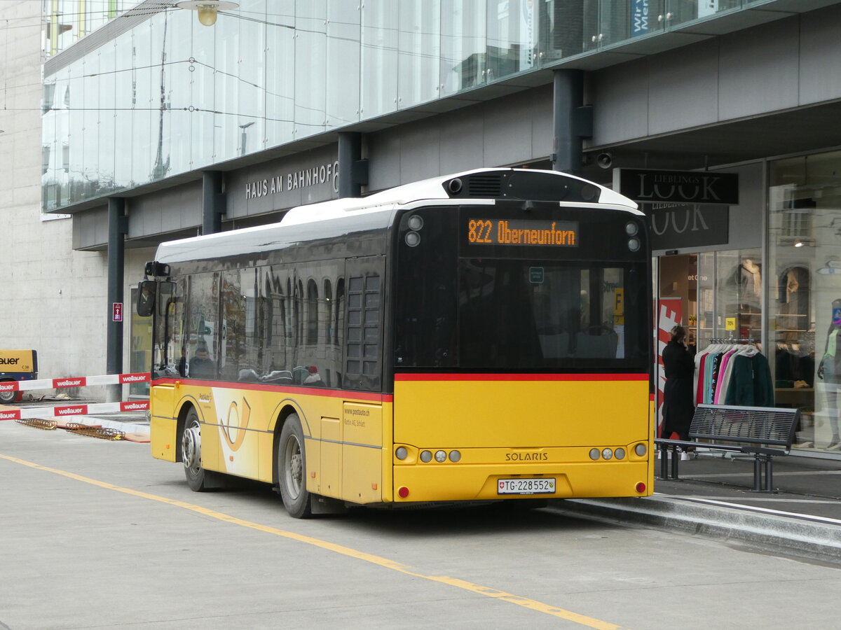 (246'617) - Rattin, Schlatt - TG 228'552/PID 10'599 - Solaris (ex PLA Vaduz/FL Nr. 3; ex PostAuto Ostschweiz SG 267'069; ex PostAuto Ostschweiz TG 158'089; ex Express-Auto, Kreuzlingen) am 25. Februar 2023 beim Bahnhof Frauenfeld