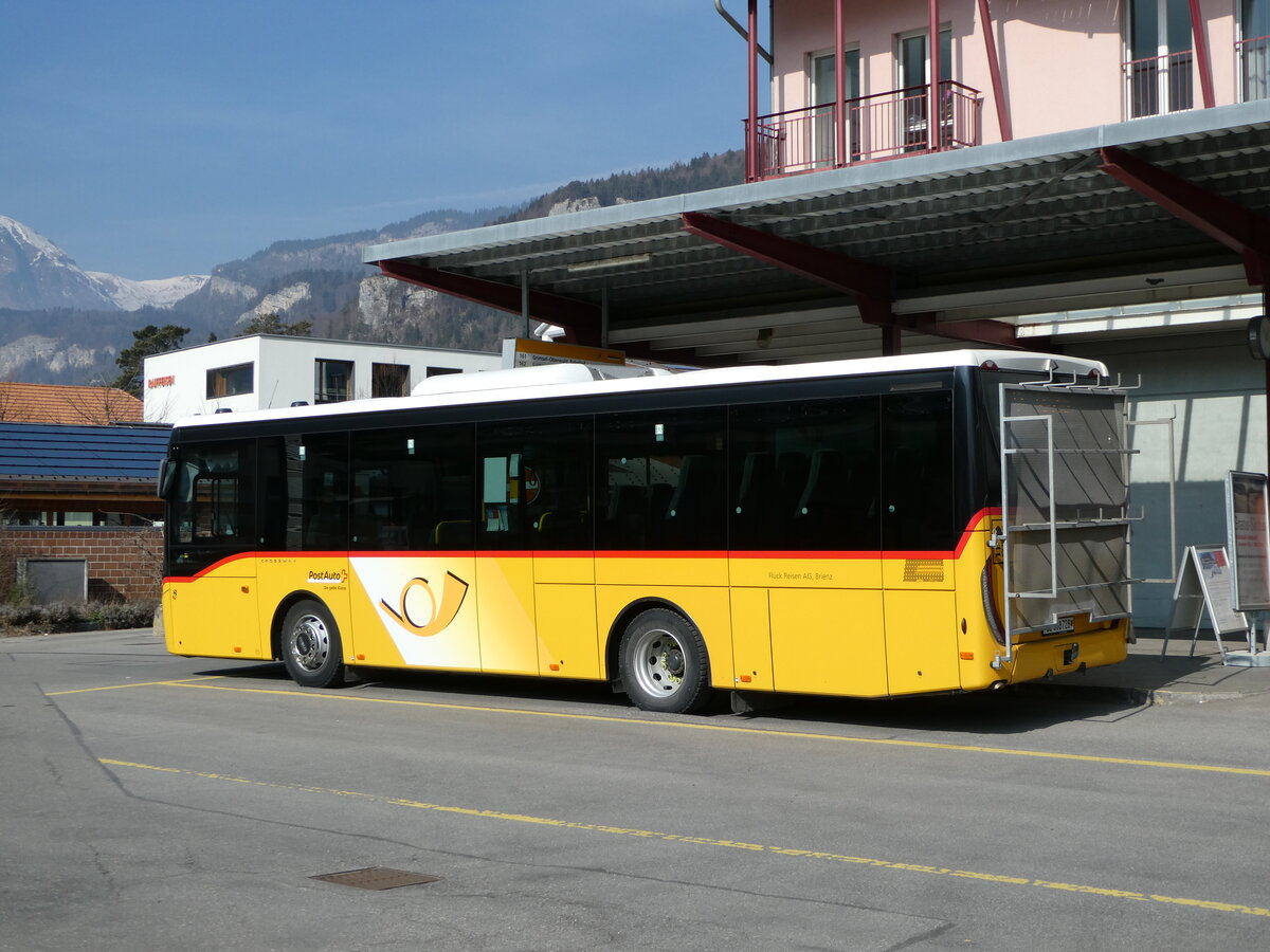 (246'791) - Flck, Brienz - Nr. 28/BE 868'728/PID 11'830 - Iveco am 2. Mrz 2023 in Meiringen, Postautostation 