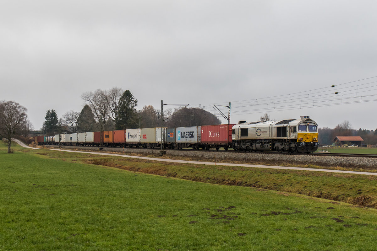 247 053-2 war am 3. Dezember 2016 mit einem Containerzug bei �bersee in Richtung Freilassing unterwegs.